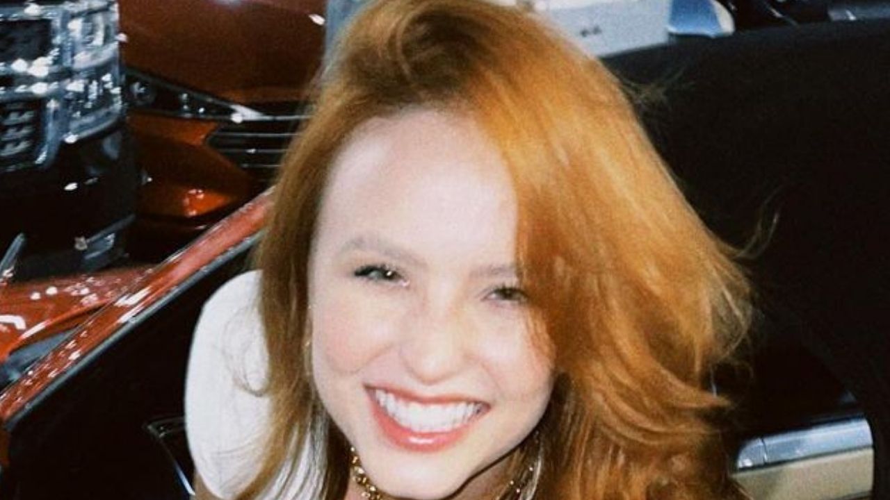 Esbanjando riqueza, Larissa Manoela dirige conversível de luxo nos Estados Unidos: “Habilitada”