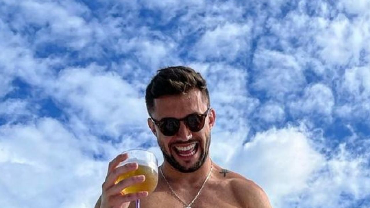 Ex-BBB Arthur Picoli exibe abdômen trincado em clique sem camisa e arranca suspiros: “Gatão”