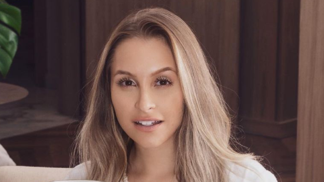 Repaginada! Ex-BBB Carla Diaz alonga os fios e coleciona elogios com novo visual: “Olha esse cabelão!”
