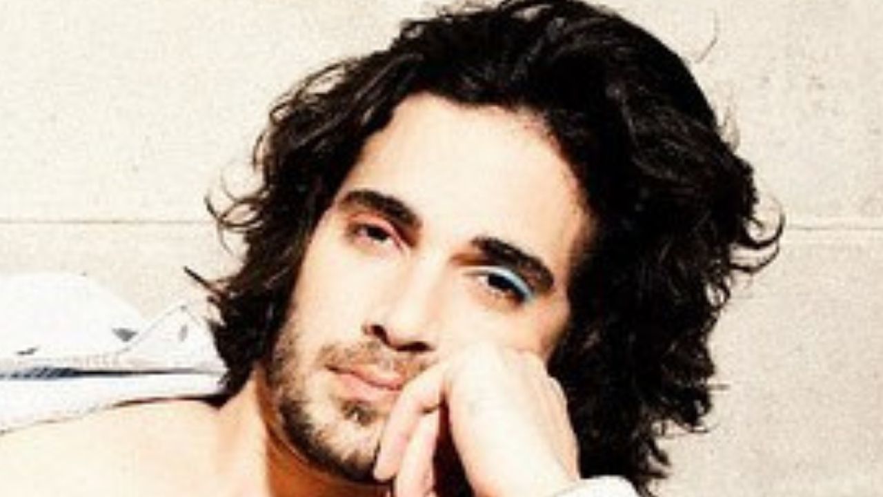 Ex-BBB Fiuk paga de modelo em cliques sensuais e arranca suspiros: “Gatão”