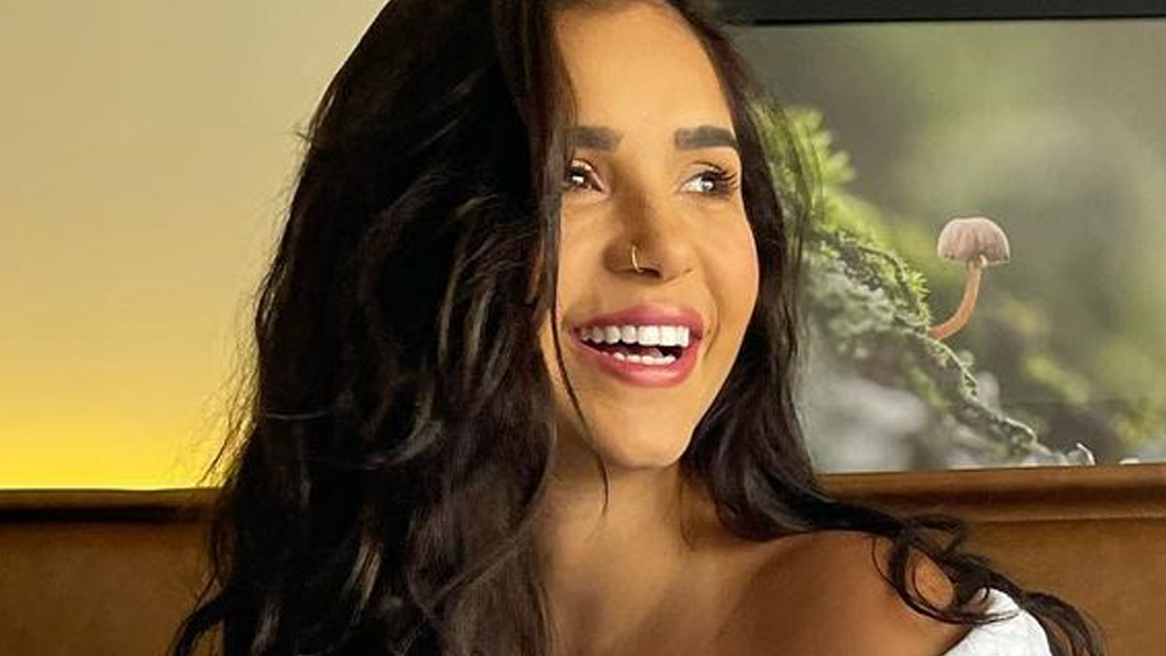 Ex-BBB Gizelly Bicalho deixa roupão cair sem nada por baixo e sensualiza em quarto de hotel: “Marquinha em dia”