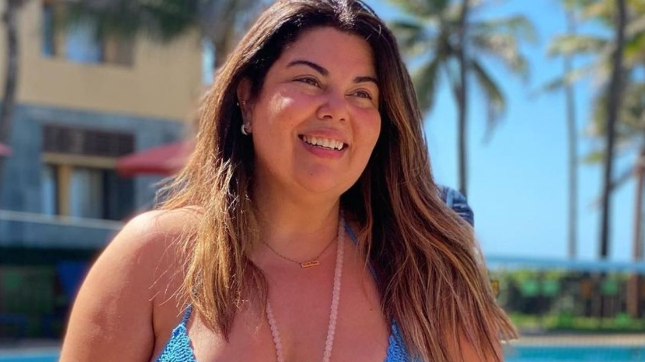 Aos 45 anos, Fabiana Karla posa de biquíni de tricô e exibe corpo real em cliques ousados: “Toda enxerida”