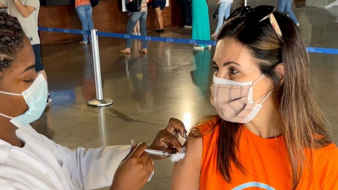 Cinco meses após se curar de câncer, Fátima Bernardes recebe vacina contra a Covid-19: “Que alegria”