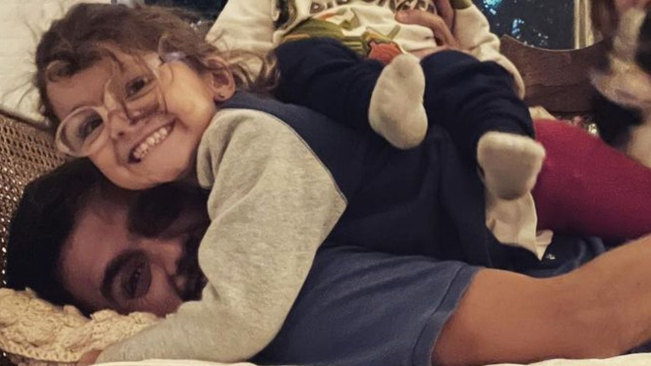 Felipe Simas aparece grudado com esposa e filhos em clique encantador: “Que família linda”