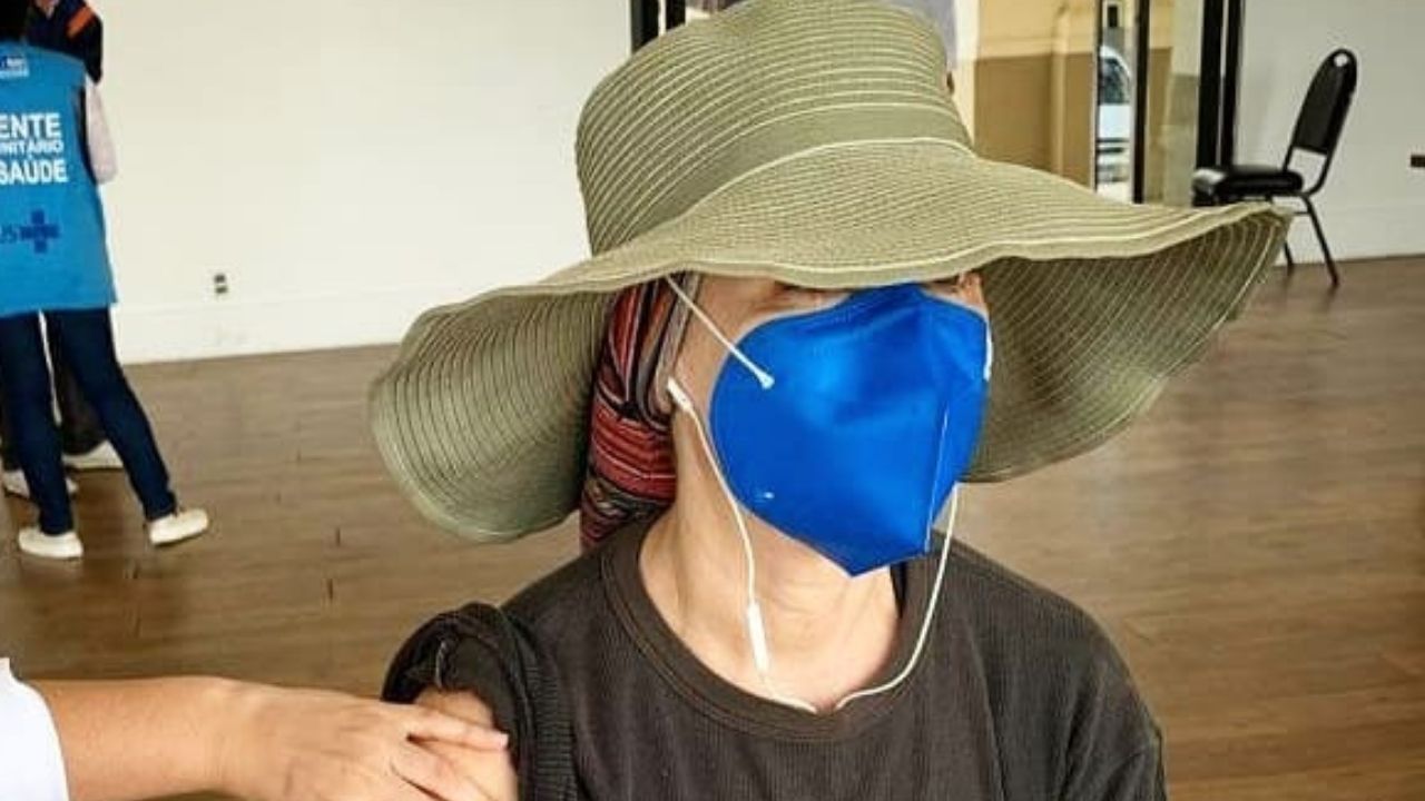 Fernanda Torres é vacinada contra a Covid-19 e reconhece erro ao negar imunizante: “Desconfiança infundada”