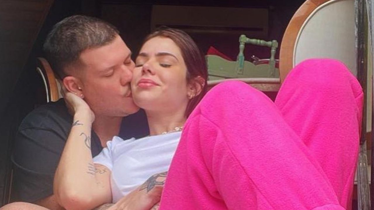 Ferrugem e sua esposa, Thaís Vasconcellos, aparecem em momento romântico: “A paz que faltava”