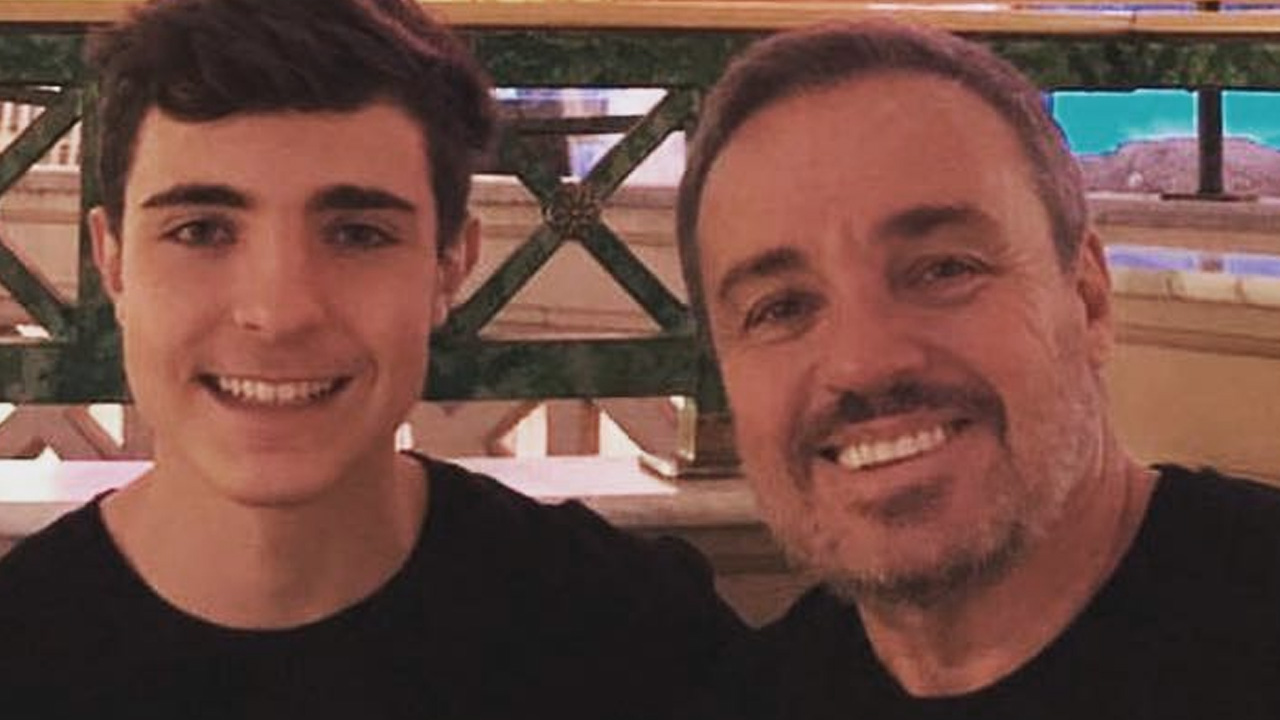 Filho discreto de Gugu Liberato, João Augusto Liberato faz rara aparição na web com a namorada em viagem luxuosa: “Lindo”
