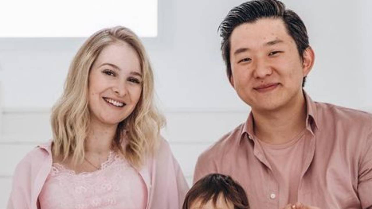 Filho de ex-BBB Pyong Lee explode o fofurômetro ao surgir com sorrisão banguela na web: “Minha obra prima”