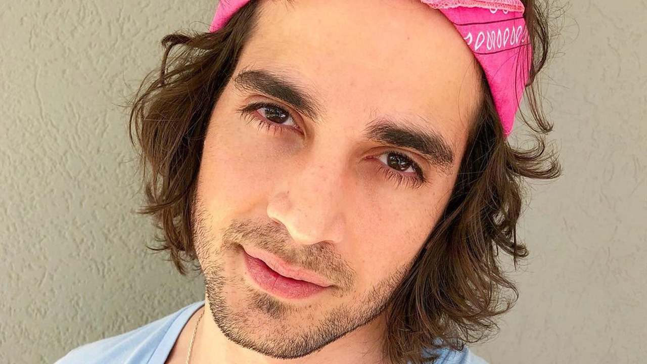 Ex-BBB Fiuk provoca fãs em vídeo e revela que espalhou “nudes” pela internet: “Acabei de mandar”