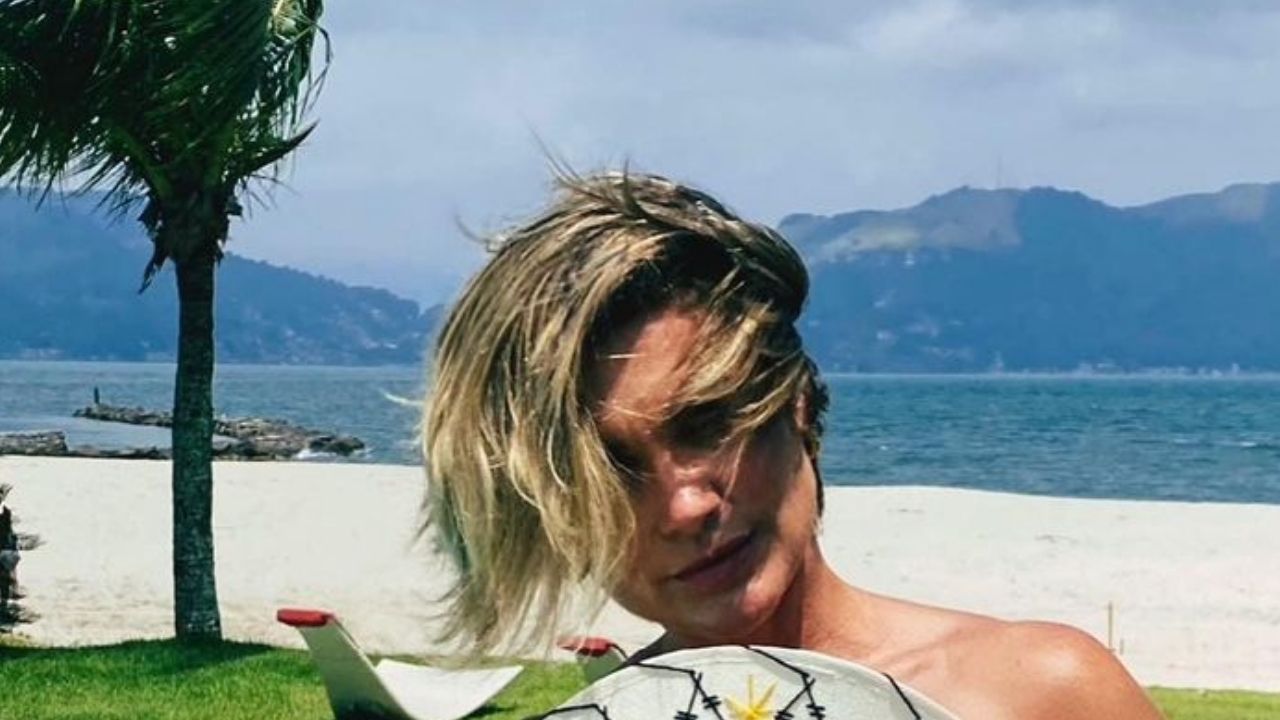 De cueca? Flávia Alessandra faz topless, mas é parte de baixo do biquíni que chama a atenção: “Poderosa”
