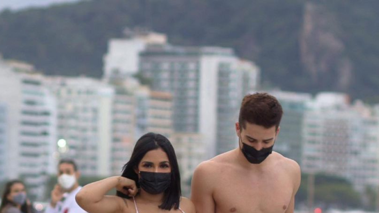 Ex-BBB Flay curte dia de praia com o namorado e corpos trincados roubam cena: ”Maravilhosos”