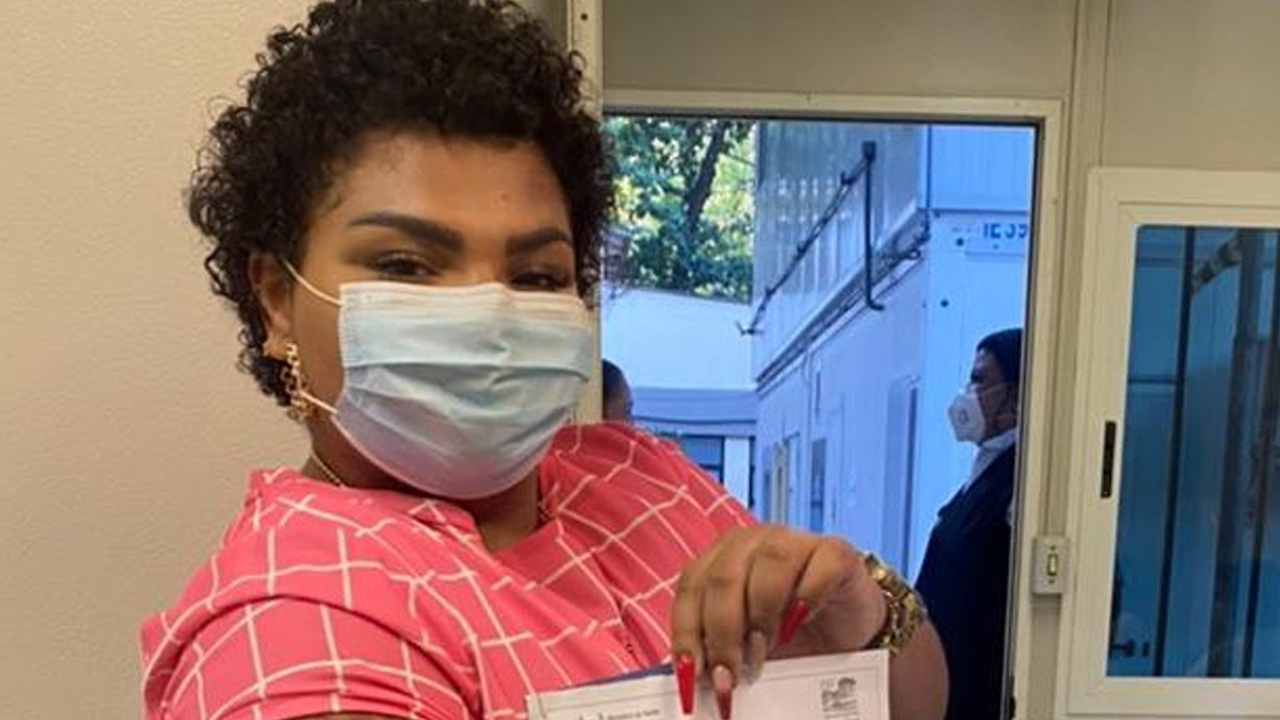 Filha de Arlindo Cruz, Flora Cruz recebe primeira dose da vacina aos 18 anos e celebra: “Virei jacaré”