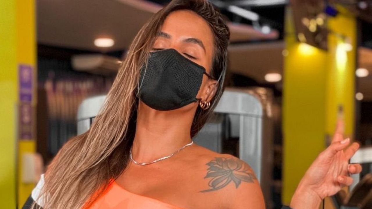 Fora de No Limite, Carol Peixinho posa na academia exibindo barriga sarada e arranca suspiros: “Belíssima”