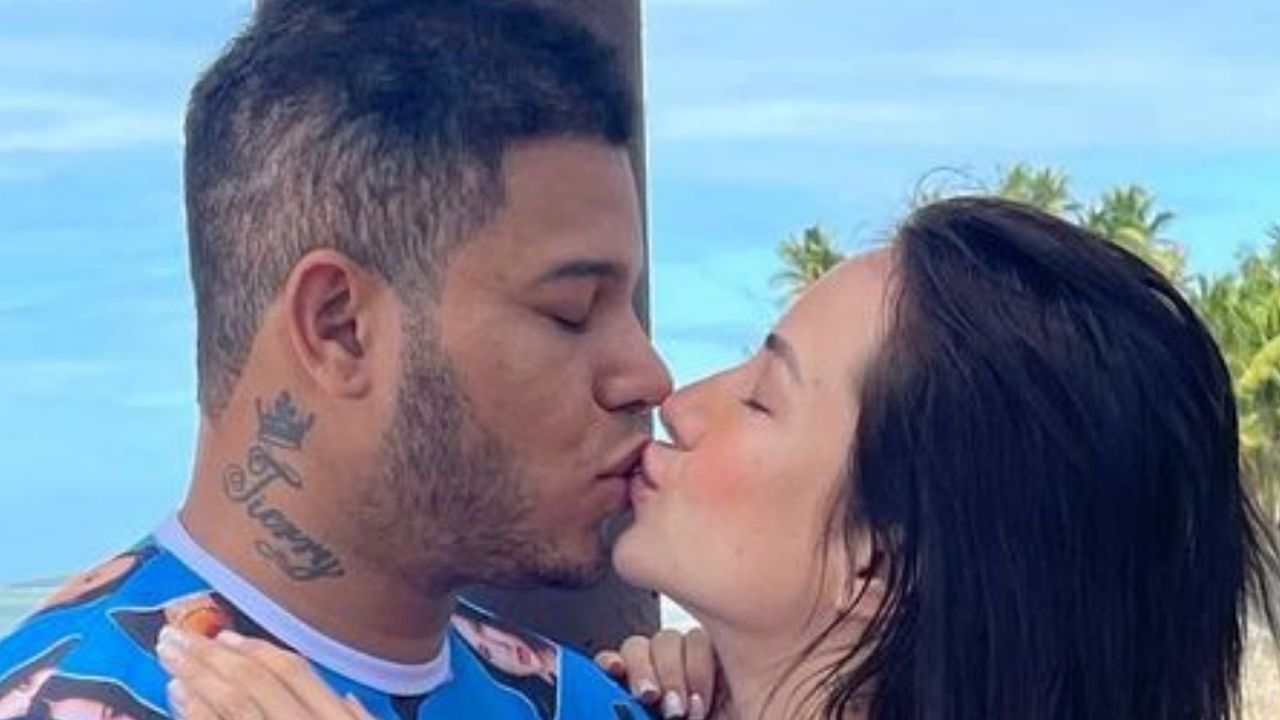 Em viagem romântica, ex-BBB Gabi Martins e Tierry usam pijamas com fotos um do outro: “Amar é fofo e brega”
