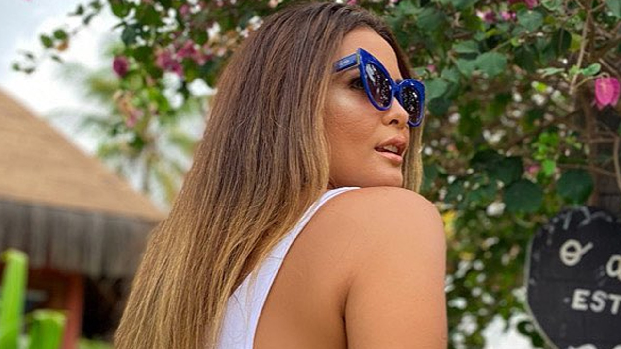 Com maiô cavado, Geisy Arruda empina bumbum avantajado e tecido desaparece: “Deusa grega”