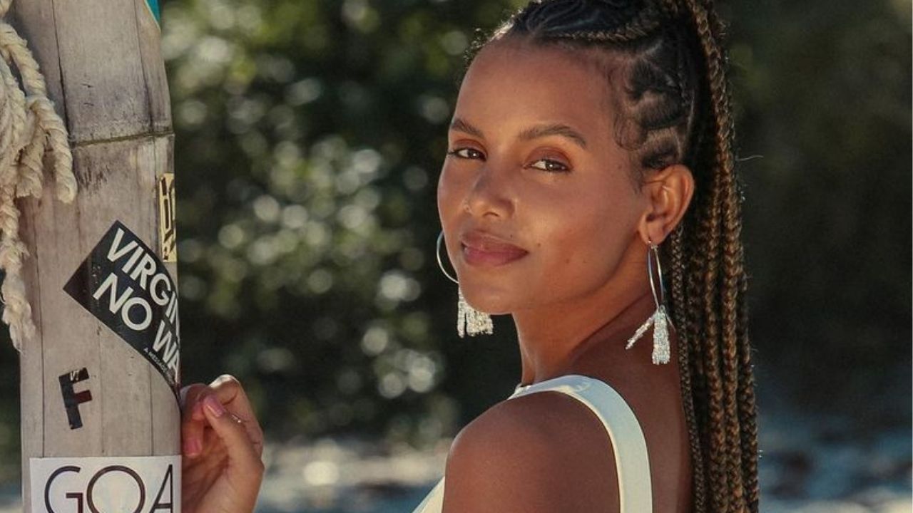 Ex-BBB Gleici Damasceno posa de maiô branco e não edita manchinhas no bumbum: “Perfeição”