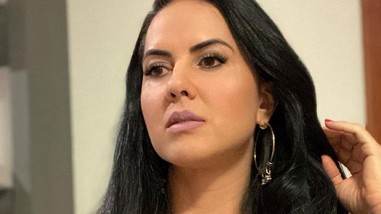 Prontíssima! Graciele Lacerda posa com lingerie à mostra sob look ousado e chama: “Cadê você aqui, Zezé?”