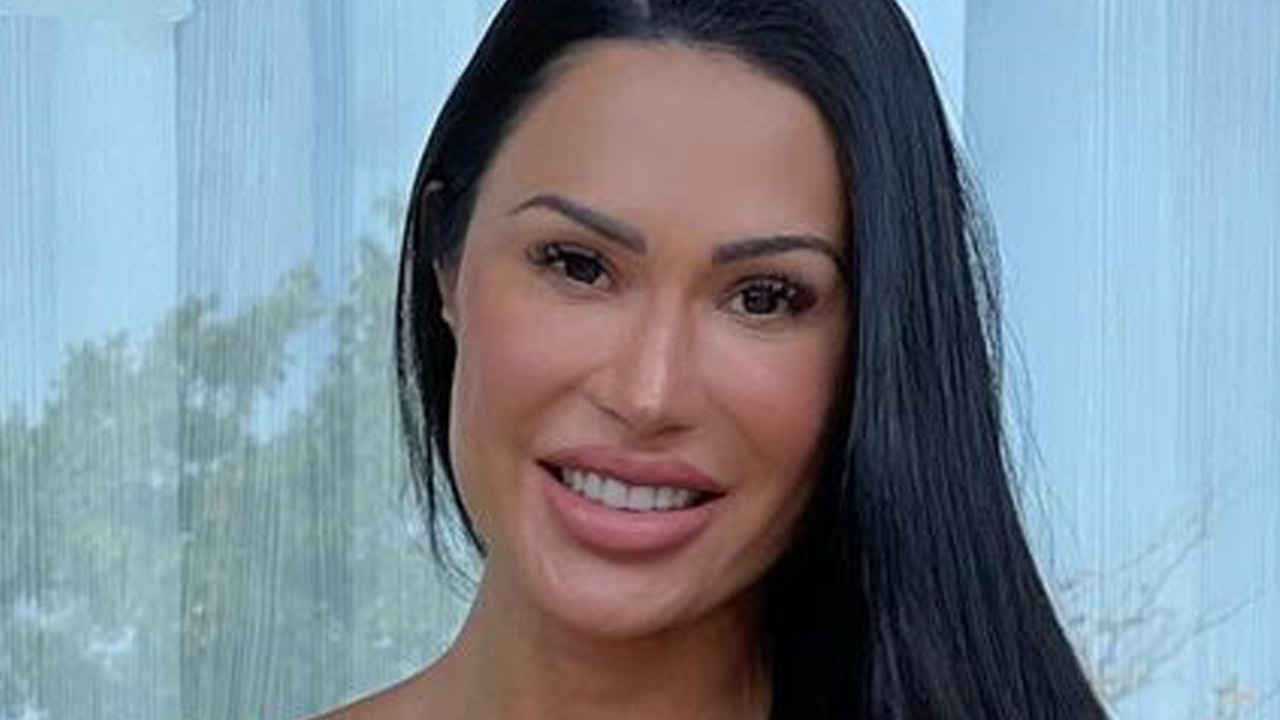Gracyanne Barbosa abaixa a calça e mostra que gominhos descem até a virilha sarada