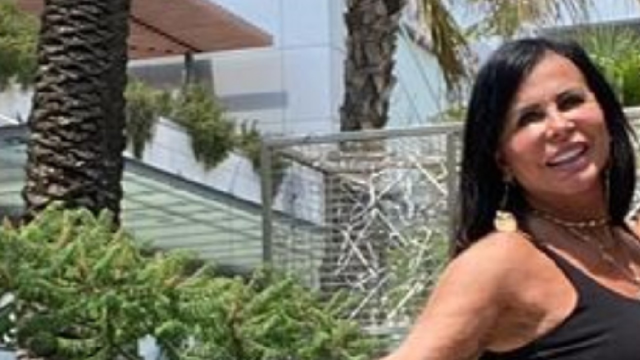 Na França, Gretchen ganha abraço do maridão e posa radiante com sorriso largo: “Muito amor”