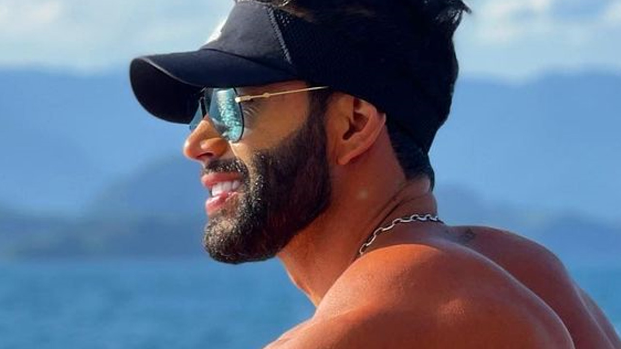 Só de cueca, Gusttavo Lima posa em passeio de barco luxuoso e arranca suspiros de fãs: “Sextou, bebê”