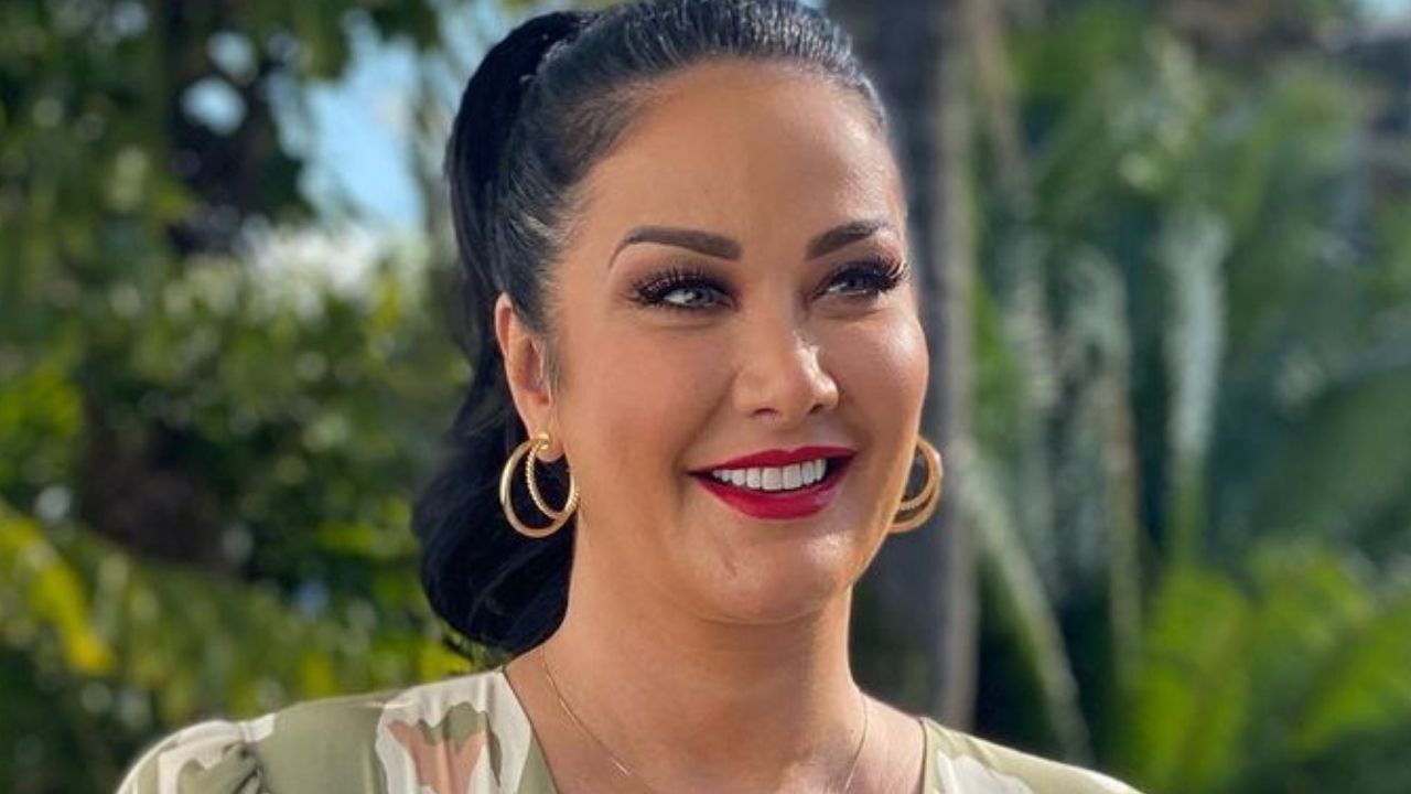 Aos 41 anos, Helen Ganzarolli causa ao apostar em look sofisticado com decote generoso: “Sensual e chiquérrima”