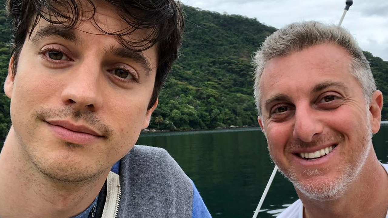 Irmão de Luciano Huck, Fernando Grostein celebra Dia Internacional do Orgulho LGBTQIA+ com o marido: “V*ado aqui”