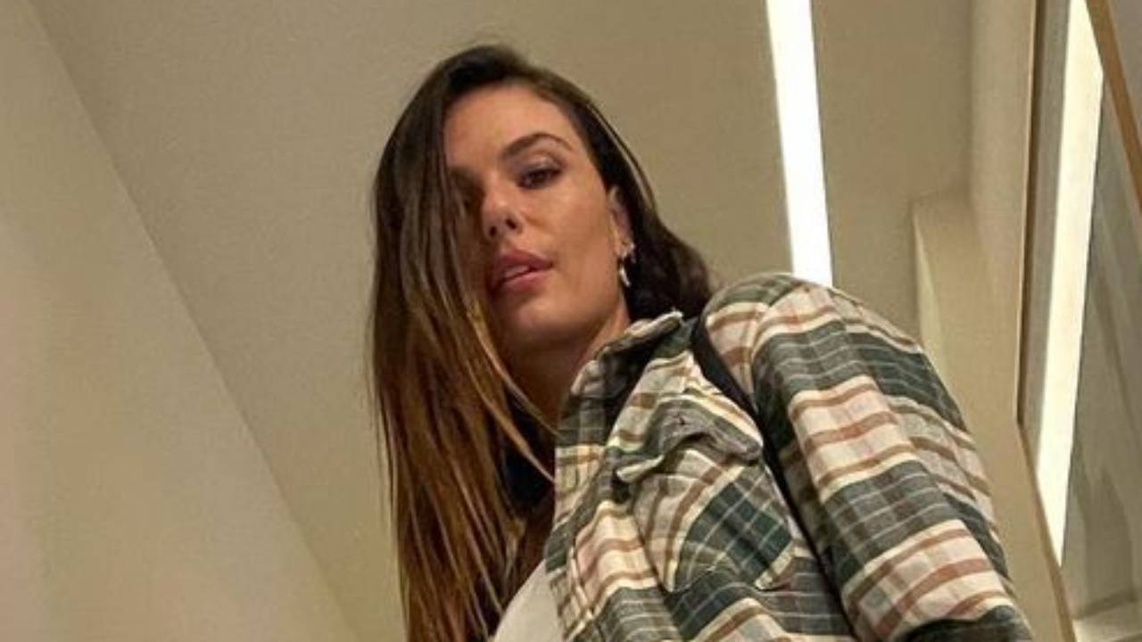 Poderíssima! Isis Valverde chama atenção ao posar com mala de grife avaliada em R$ 17 mil