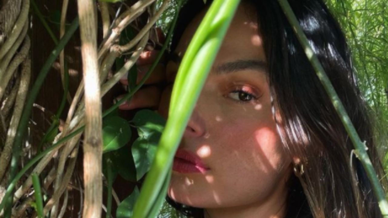 Mãe natureza! Isis Valverde surge esbanjando cinturinha mínima e arranca elogios: “Definição de perfeição”