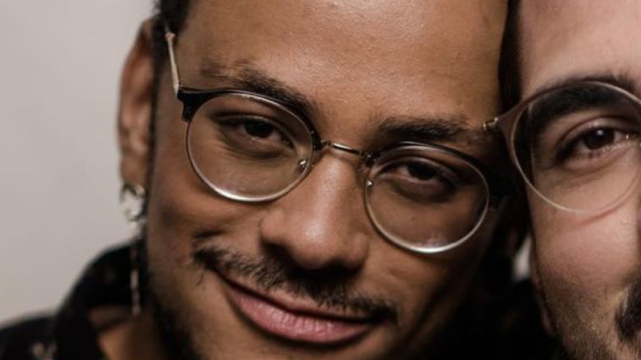 Ex-BBB João Luiz divide momento romântico com o namorado ao comemorar Dia do Orgulho LGBTQIA+: “Te amo”