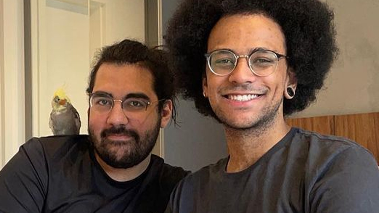 Ex-BBB João Luiz Pedrosa explica porque ainda não se acasou com o namorado: “Vamos esperar”