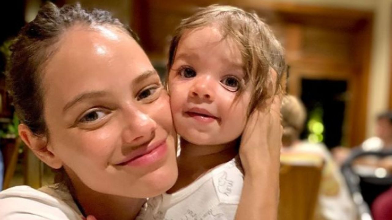 Esposa de Chay Suede, Laura Neiva estoura o fofurômetro ao mostrar filha de 1 ano no controle de seu celular