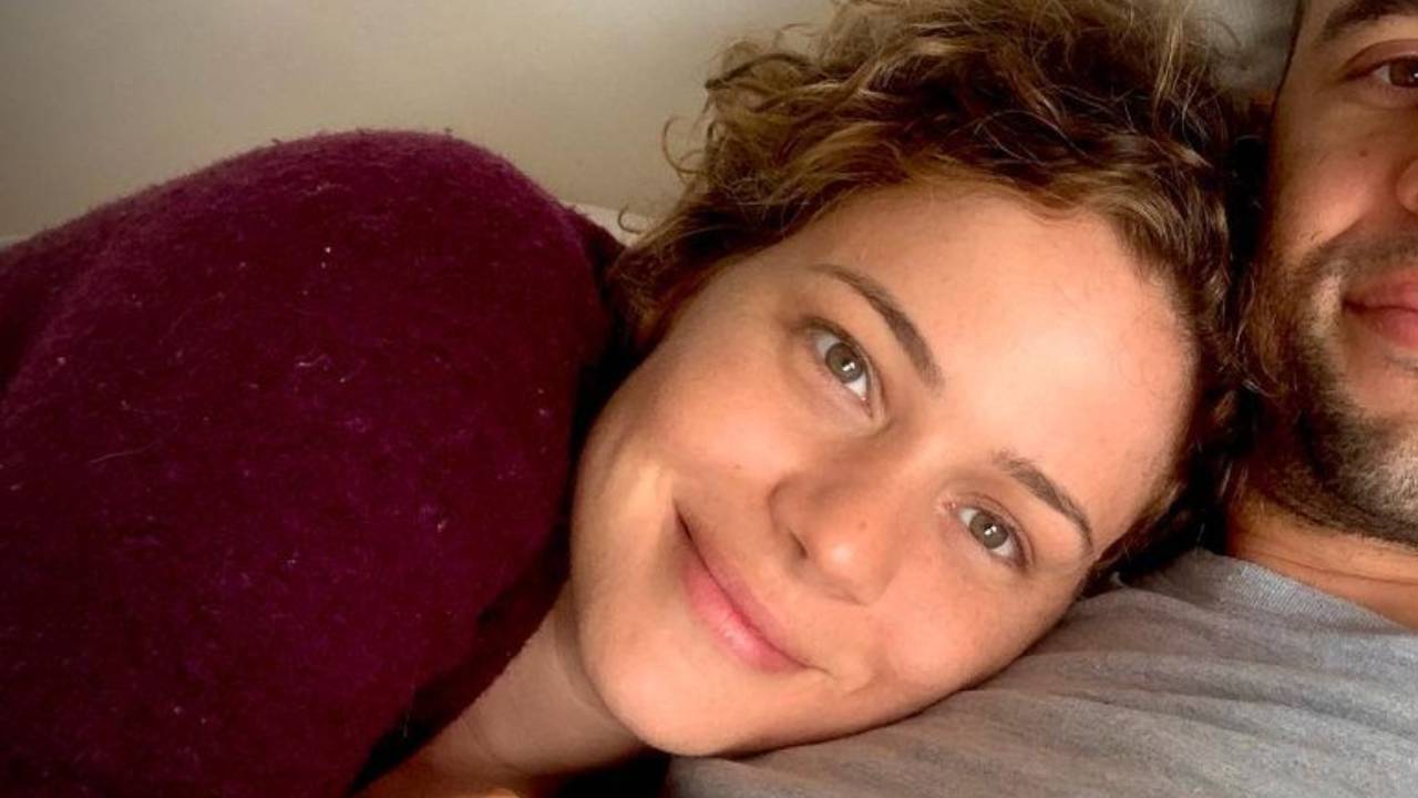 Discreta, Leandra Leal abre exceção e surpreende web ao mostrar clique raríssimo com o marido: “Meu amor”