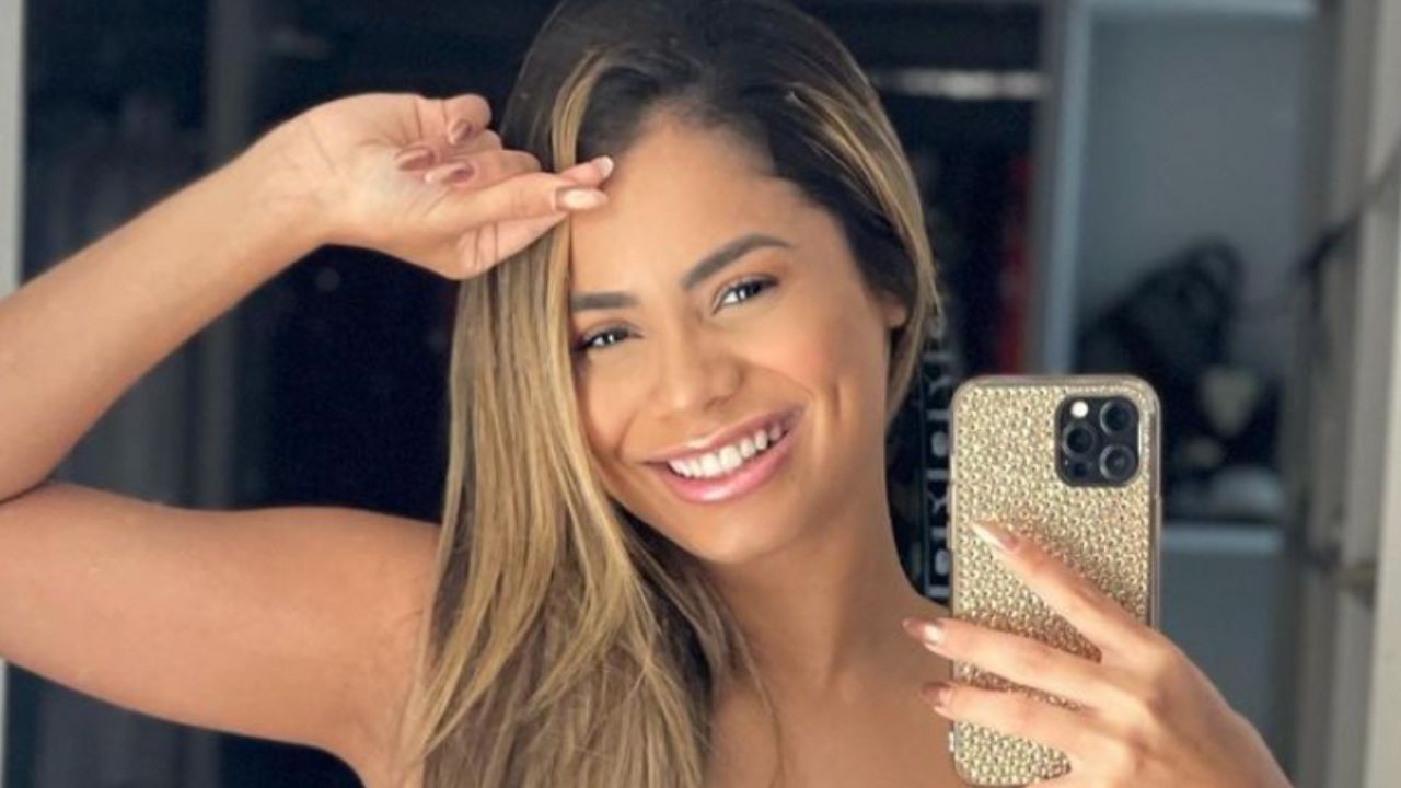 Com look simples de ficar em casa, Lexa posa ao natural e corpo sarado impressiona: “Excesso de beleza”