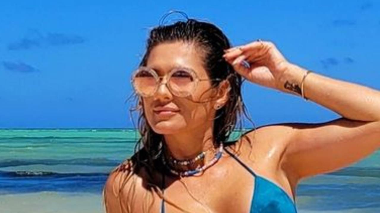 Lívia Andrade posa de biquíni fininho e bumbum gigante rouba a cena em cenário paradisíaco: “Corpão”
