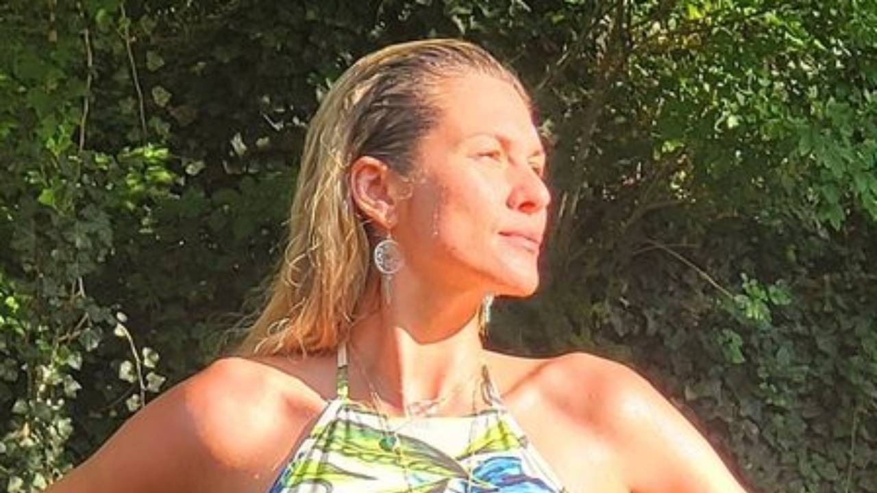 Lívia Andrade aposta em biquíni atoladíssimo e empina o bumbum para a câmera em banho de rio: “Perfeição”