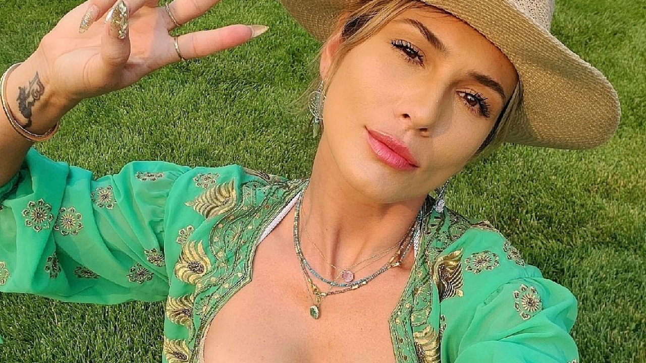 Sem filtros, Lívia Andrade ostenta decote generoso e mostra barriguinha real: “Mulherão!”