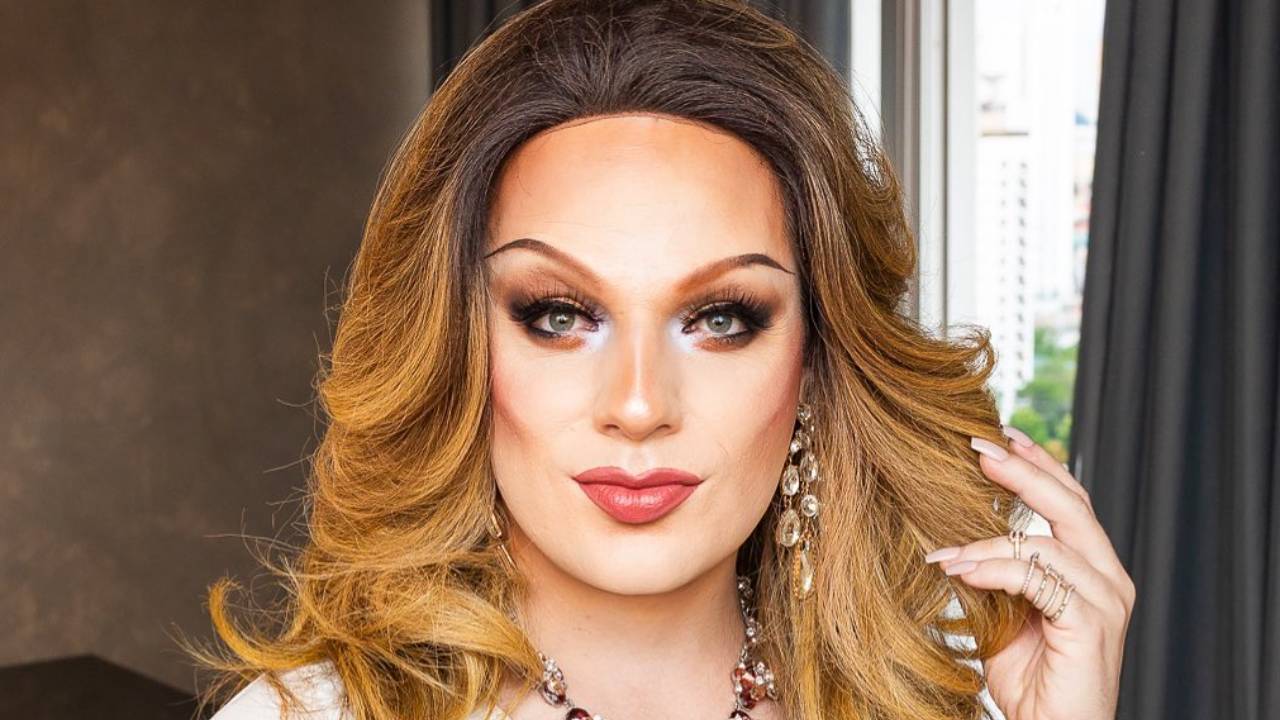 Lorelay Fox estreia podcast no Globoplay e celebra sucesso através da arte drag: “Ser ‘global’ é muito chique”