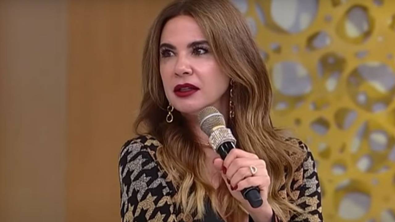 Luciana Gimenez sofre incidente com marreta e se machuca durante gravações no SBT