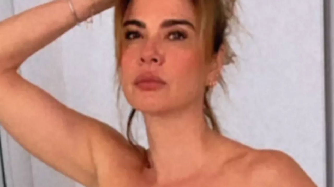 Uau! Aos 51 anos, Luciana Gimenez surge ousadíssima e posa sem nenhuma roupa no busto: “Sextou”