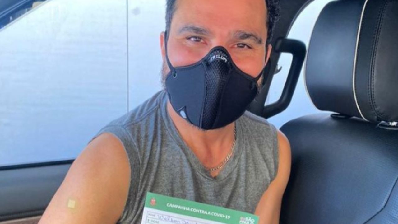 Aos 48 anos, Luciano Camargo dribla medo de agulha e é vacinado contra Covid-19: “Tomei agulhada sem reclamar”