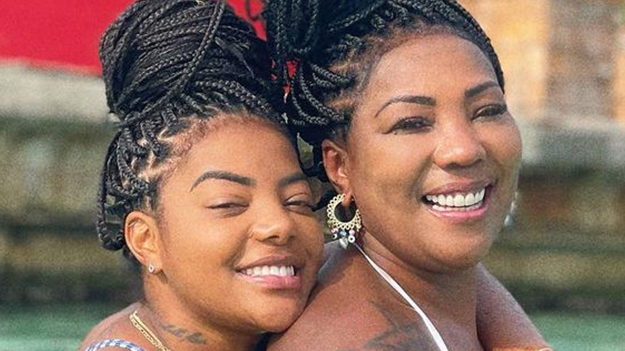 Ludmilla posa agarradinha com a mãe e celebra aniversário na piscina: “Melhor mãe do mundo”