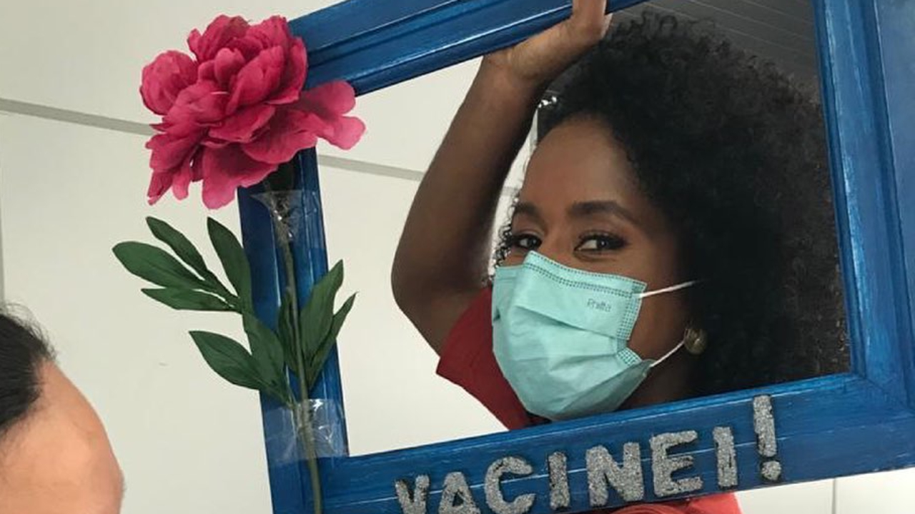 Maju Coutinho recebe primeira dose da vacina e deixa alfinetada: “Vacina boa é vacina no braço”