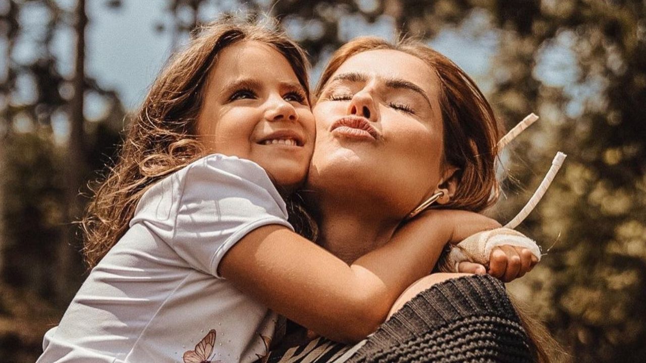 Maria Flor, filha da Deborah Secco, explode o fofurômetro com vídeo recitando poesia: “Perfeita”