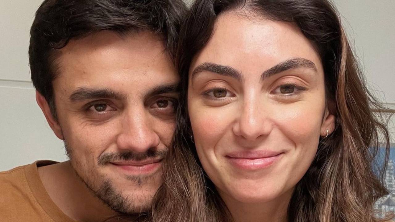 Filho caçula de Felipe Simas encanta a web ao fazer sessão de alongamento com Mariana Uhlmann: “Desafio”