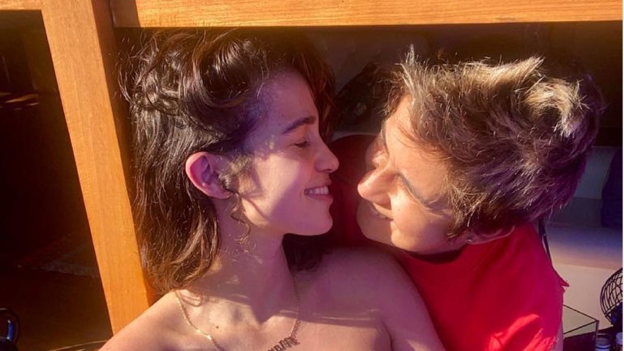 Após anunciar gravidez, Nanda Costa surge mostrando barrigão e agradece carinho do público: ”Somos puro amor”