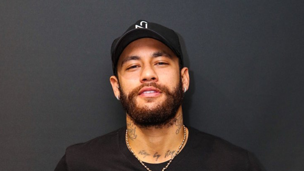 Aos nove anos, filho de Neymar Jr. diverte seguidores ao surgir cantando rap: ”O pai tá on”