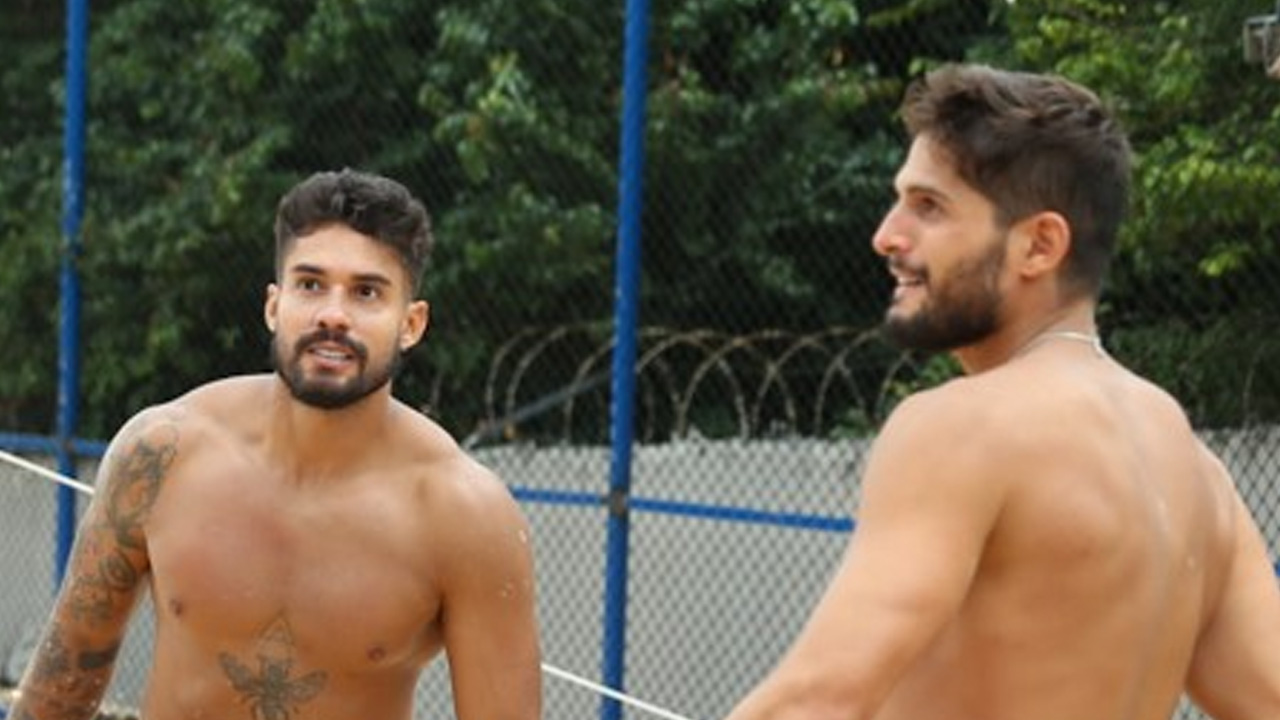 Galãs do ‘No Limite’, Arcrebiano Araújo e André Martinelli aparecem de sunga e atraem olhares em São Paulo