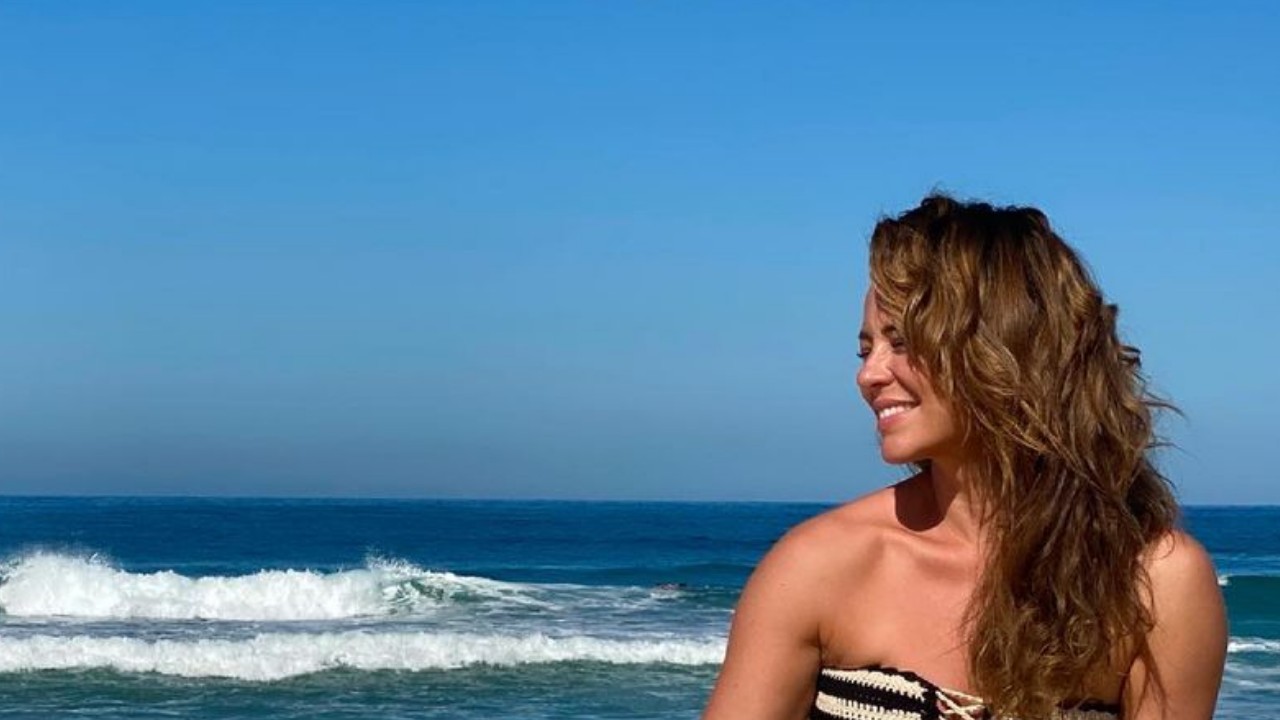 Com um corpão impressionante, Paolla Oliveira curte praia e beleza singular chama a atenção: “Mulher, tu és uma deusa”