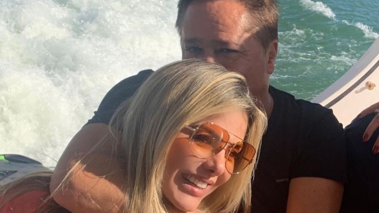 Leonardo leva Poliana Rocha para passeio de barco após nascimento da netinha: “Sempre juntos”