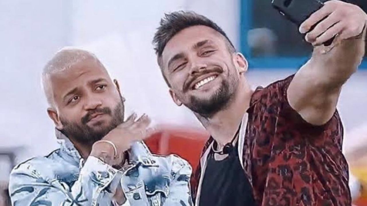 Completando 27 anos, ex-BBB Arthur ganha homenagem comovente de Projota: ”Um cara de luz”